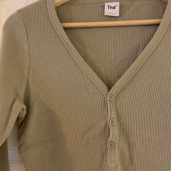Aritzia TNA waffle button down. Size large, colour dry basil green - Picture 3 of 4